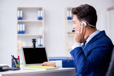 Ofiste çalışan genç bir yardım görevlisi.