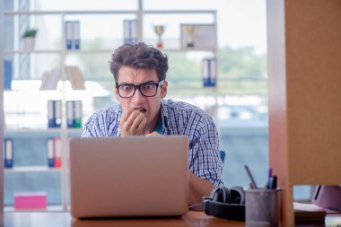 Öğrenci evde çalışıyor, sınava hazırlanıyor.