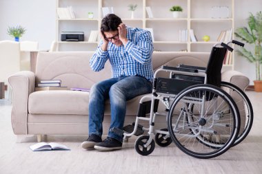 Tekerlekli sandalyedeki genç öğrenci