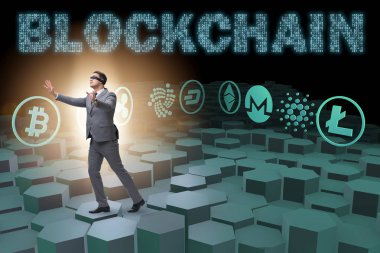 Çeşitli kripto para birimleri ve iş adamları kavramı