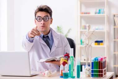 Hastane laboratuvarında eğlenen komik doktor.