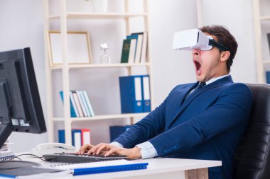 Çalışan ofiste sanal gerçeklik gözlüğü kullanıyor.
