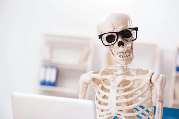 Zakenman van Skeleton op kantoor — Stockfoto