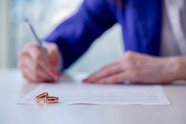 Женщина подписывает брачный договор в суде — стоковое фото