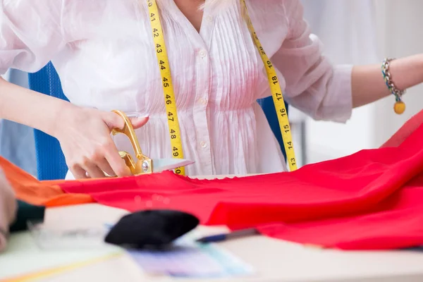 Mulher alfaiate trabalhando em novos desenhos vestido — Fotografia de Stock