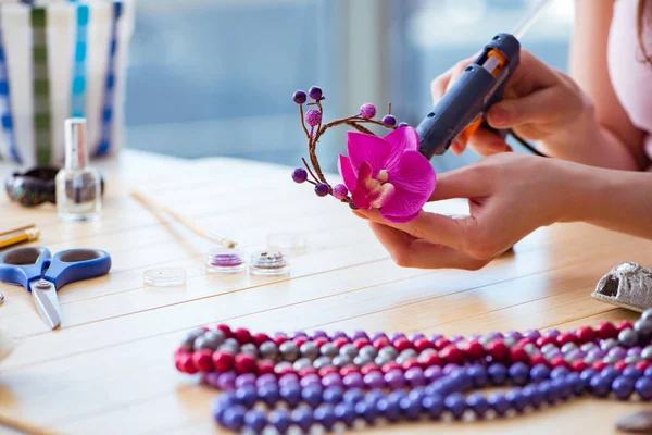 Mujer haciendo joyas en casa — Foto de Stock