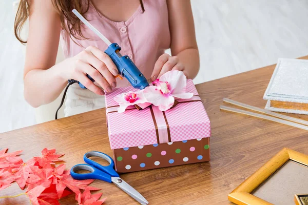 Mujer decoración caja de regalo para ocasiones especiales — Foto de Stock