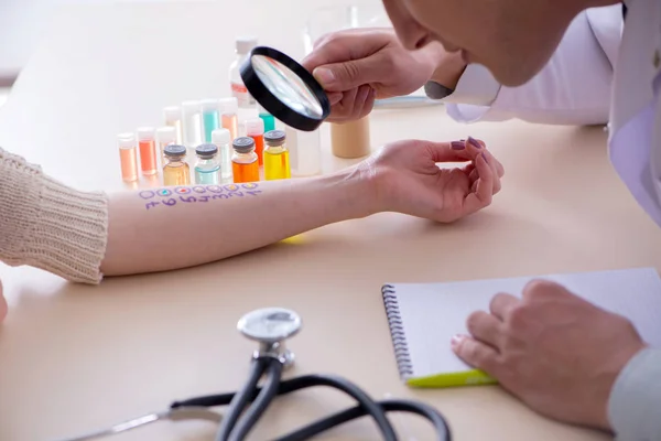 Teste médico reação alérgica do paciente no hospital — Fotografia de Stock