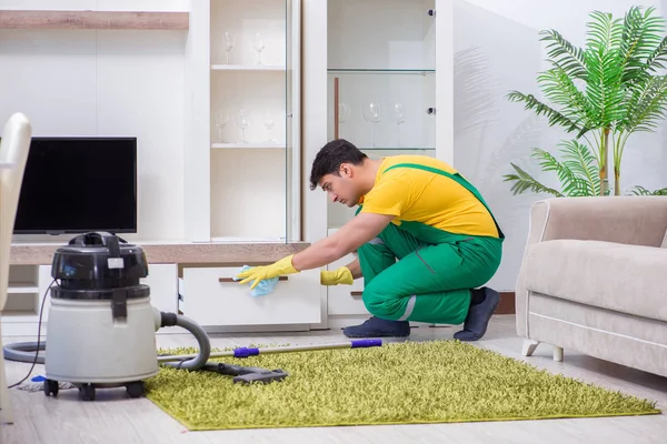 Profesjonalny wykonawca sprzątania pracujący w domu — Zdjęcie stockowe