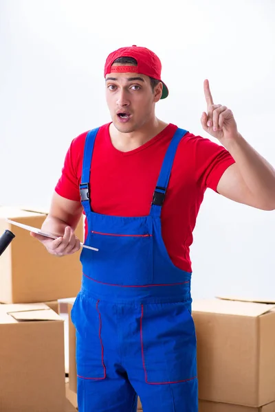 Trabajador contratista moviendo cajas durante movimiento de oficina —  Fotos de Stock