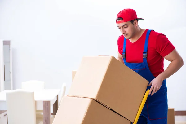 Travailleur contractuel boîtes de déménagement pendant le déménagement de bureau — Photo