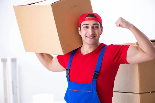 Bauunternehmer beim Umziehen von Kartons im Büro — Stockfoto