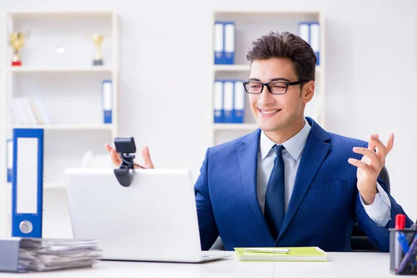 Junge Helpdesk-Mitarbeiterin arbeitet im Büro — Stockfoto