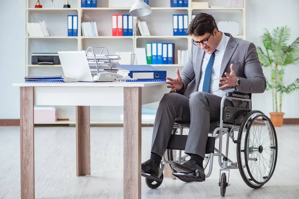 Behinderter Geschäftsmann arbeitet im Büro — Stockfoto