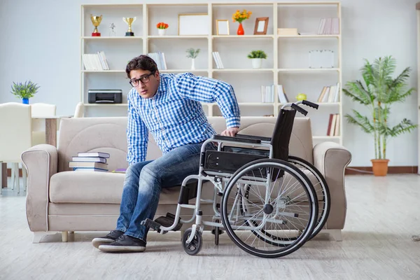 Joven estudiante en silla de ruedas en concepto de discapacidad — Foto de Stock