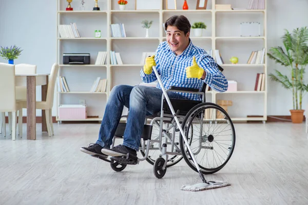 Homem com deficiência em casa de limpeza de cadeira de rodas — Fotografia de Stock