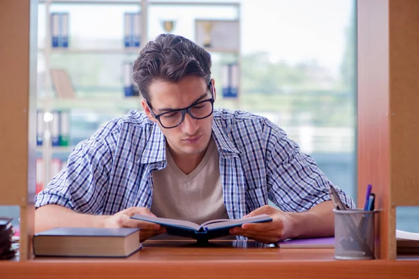 Student, der zu Hause studiert, bereitet sich auf Prüfung vor — Stockfoto