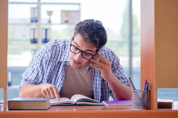 Öğrenci evde çalışıyor, sınava hazırlanıyor.