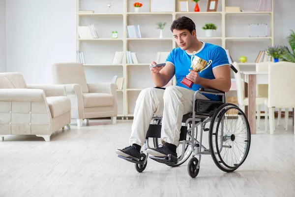 Behinderter schaut Sport im Fernsehen — Stockfoto