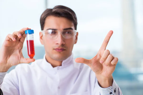 Mężczyzna chemik pracujący w laboratorium — Zdjęcie stockowe