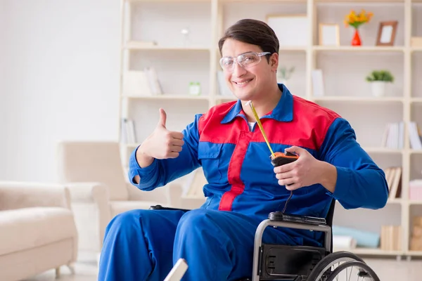 Misurazione uomo disabile con metro — Foto Stock