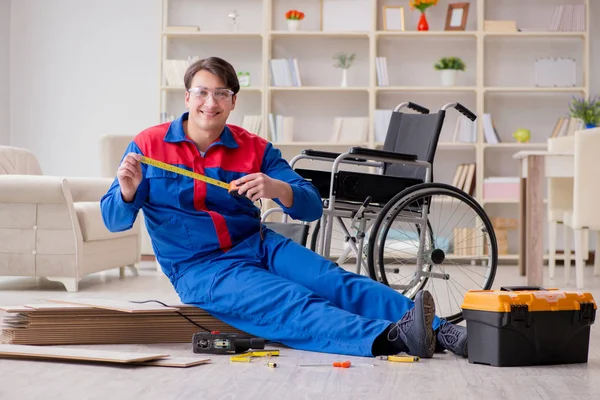 Niepełnosprawny mężczyzna układanie laminatu podłogowego w biurze — Zdjęcie stockowe
