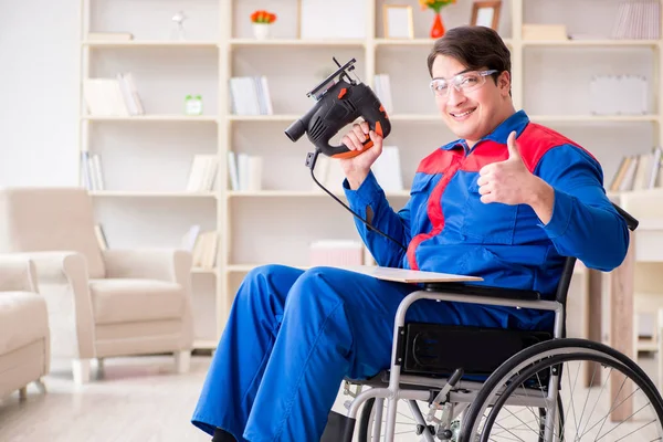 Uomo disabile che lavora con sega a mano a casa — Foto Stock
