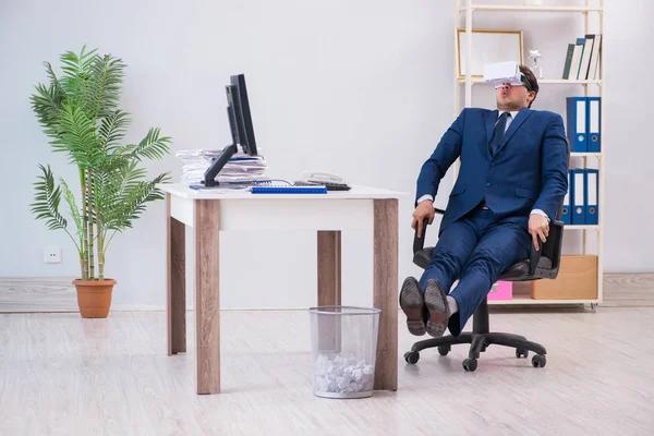 Employé utilisant des lunettes de réalité virtuelle au bureau — Photo