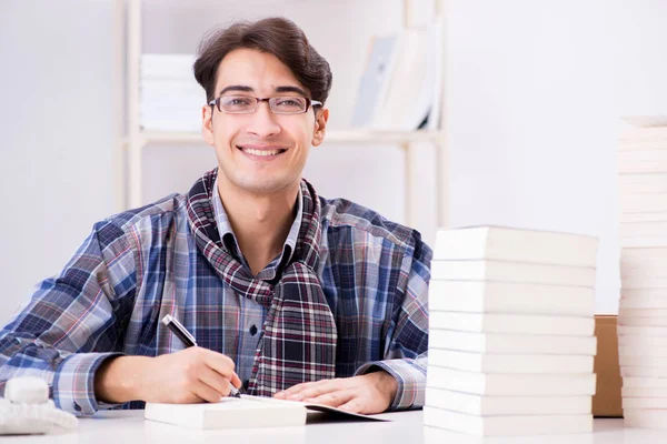 Schriftsteller stellt seine Bücher der Öffentlichkeit vor — Stockfoto