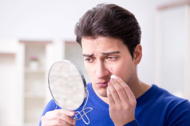 Adam derisindeki sivilceler yüzünden panikliyor.