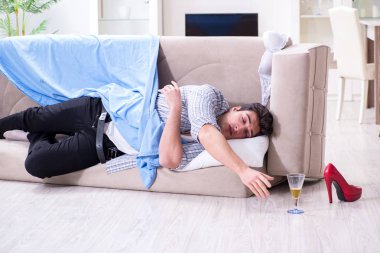 Ev partisinden sonra evde dağınık bir adam