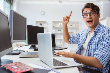 Birçok ekranın önünde oturan bir iş adamı