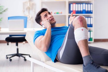 Spor sakatlığı geçiren hasta doktoru ziyaret ediyor.