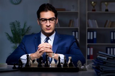 İş adamı strateji konseptinde satranç oynuyor