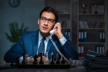 İş adamı strateji konseptinde satranç oynuyor