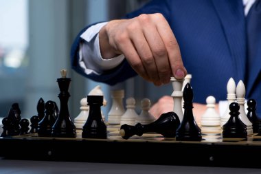 İş adamı strateji konseptinde satranç oynuyor