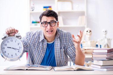 Tıp öğrencisi sınavlara hazırlanıyor.