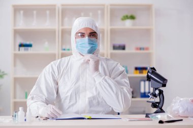 Kanıt için laboratuvarda çalışan uzman bir kriminolog.