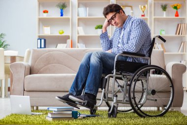 Evde okuyan genç bir öğrenci.