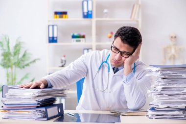 Hastanede çok işi olan meşgul bir doktor.