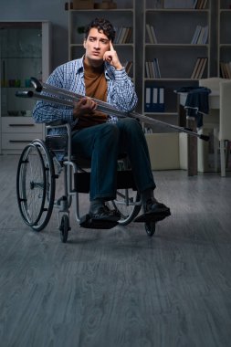 Tekerlekli sandalyede depresyon geçiren bir adam