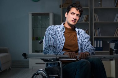 Tekerlekli sandalyede depresyon geçiren bir adam