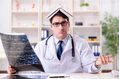 Genç doktor klinikteki röntgen görüntülerine bakıyor.