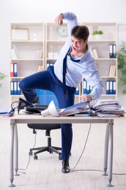 Kızgın işadamı çok fazla çalışmaktan bıktı.