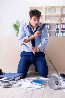 İş adamı birçok telefon görüşmesinde hayal kırıklığına uğradı