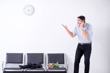 Mutlu baba doğum evinde haber bekliyor.