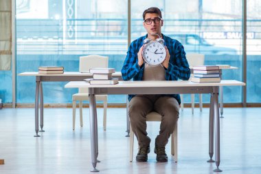 Üniversitede ders sırasında öğrenci