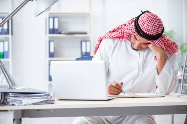 Ofiste çalışan Arap işadamı.