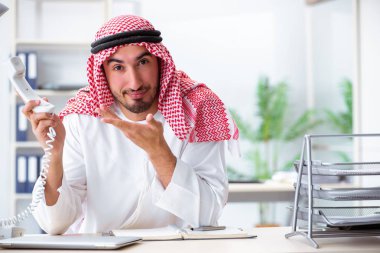 Ofiste çalışan Arap işadamı.
