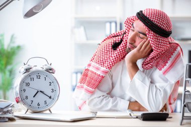 Ofiste çalışan Arap işadamı.